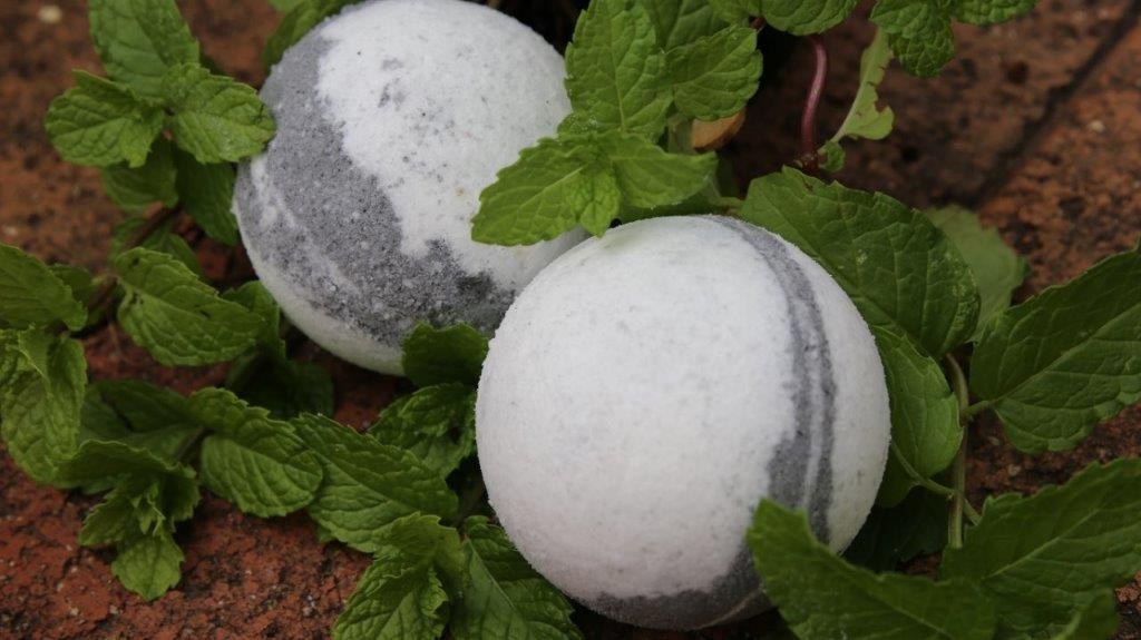 WHITE CLAY AND CHARCOAL BATH BOMB - LARGE DELUXE